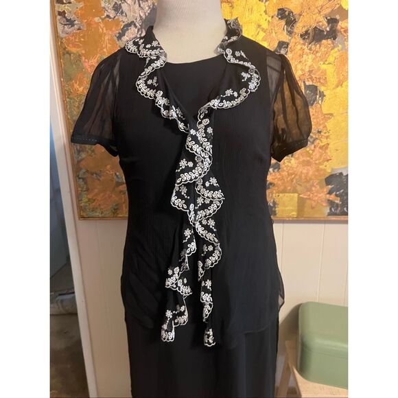 Tahari Black Silk Short Sleeve Topper With White embroidered Edges M - Picture 1 of 8